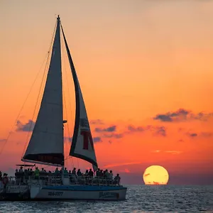 https://edgewater-tower-2-307.panamacity-beachhotels.com
